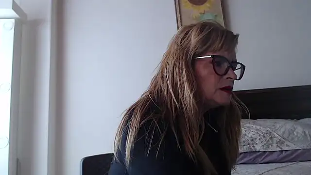 Snapshot of evelynsmithco chatting on 4, 6, 2026 evelynsmithco online show from 4, 6, 2026