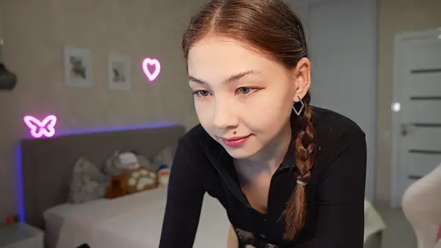 luna young online show from 15, 4, 2026