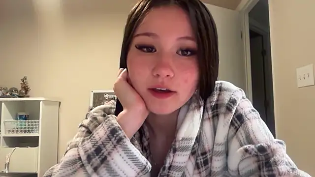 Snapshot of luvvivii chatting on 13, 5, 2026 luvvivii online show from 13, 5, 2026