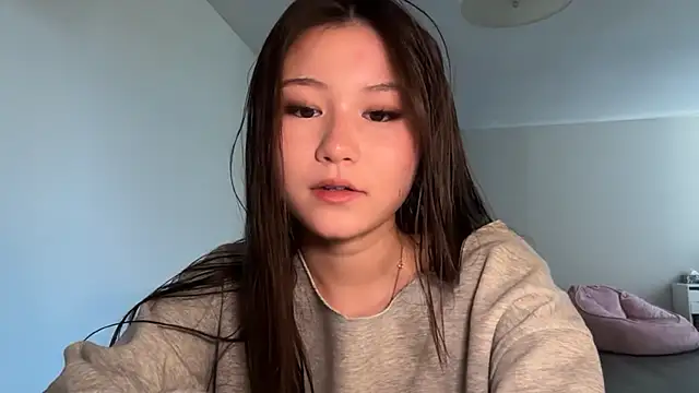 Snapshot of luvvivii chatting on 4, 8, 2026 luvvivii online show from 4, 8, 2026