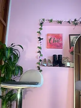  zoe bakerr online show from 23, 4, 2026