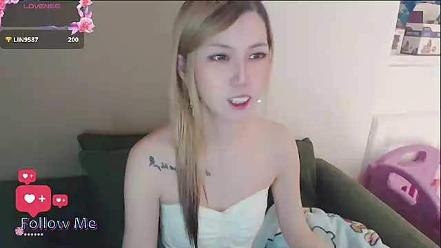 Snapshot of whitecat13 chatting on 20, 5, 2026 whitecat13 online show from 20, 5, 2026