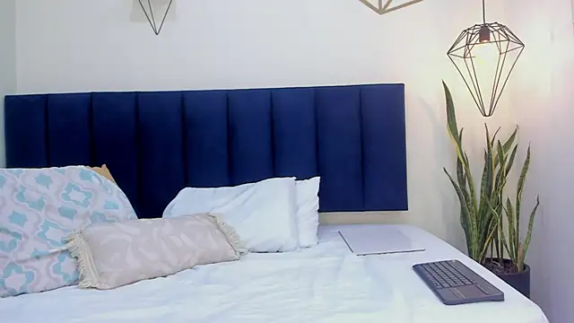 mayaevansmg online show from 27, 4, 2026