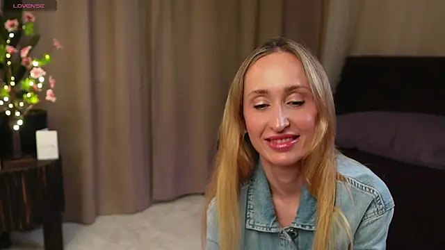 Emely Moon online show from 4, 6, 2026