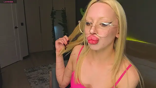 Luna Beverly online show from 19, 4, 2026