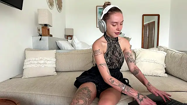 MartinaDeoliveira online show from 21, 2, 2026