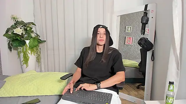 ViictoriiaSaenz online show from 22, 4, 2026