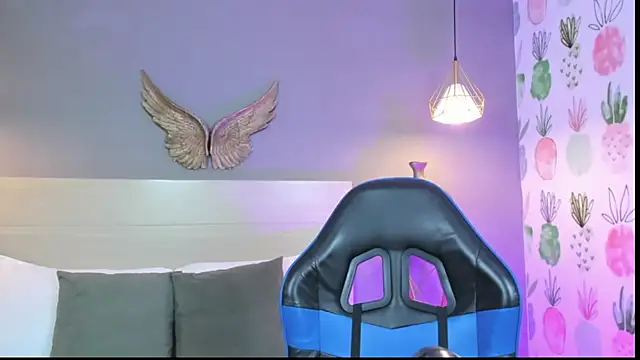 emma hiltonn  online show from 16, 4, 2026