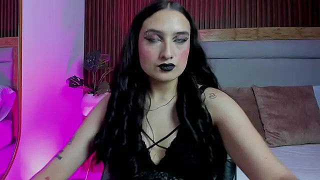 emma hiltonn  online show from 28, 4, 2026