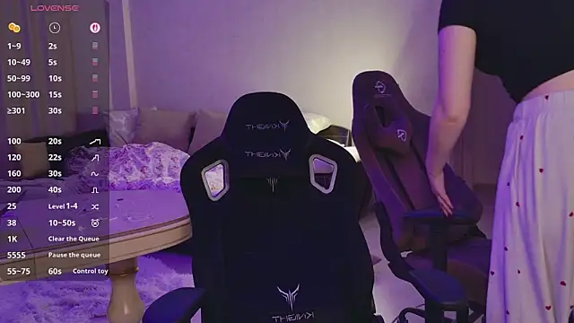 YouHoldMe online show from 10, 4, 2026