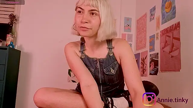 Snapshot of annieTinky0 chatting on 9, 3, 2026 annieTinky0 online show from 9, 3, 2026