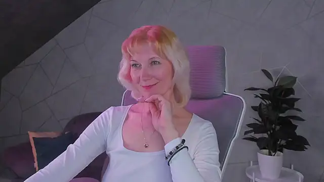 Julie Lucas online show from 28, 3, 2026