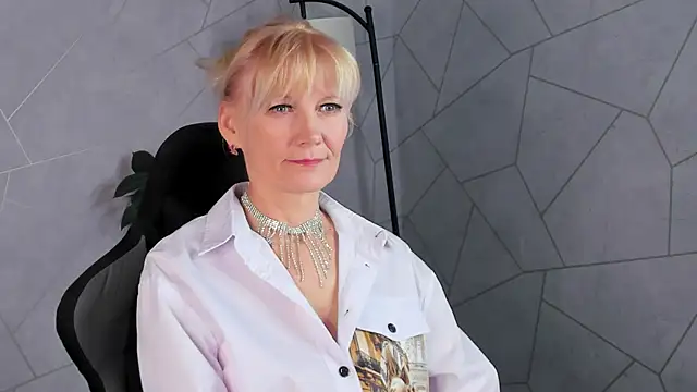 Snapshot of Julie_Lucas chatting on 30, 4, 2026 Julie Lucas online show from 30, 4, 2026