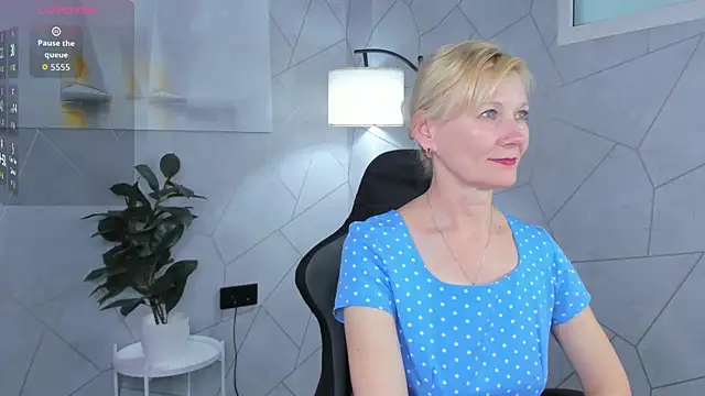 Snapshot of Julie_Lucas chatting on 3, 6, 2026 Julie Lucas online show from 3, 6, 2026