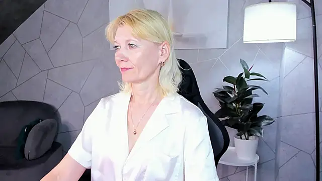 Snapshot of Julie_Lucas chatting on 4, 6, 2026 Julie Lucas online show from 4, 6, 2026