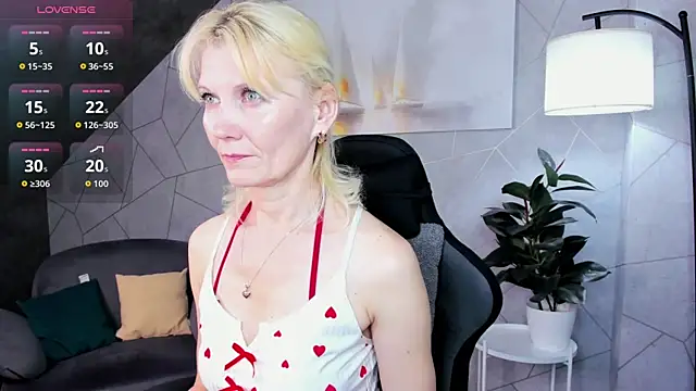 Snapshot of Julie_Lucas chatting on 4, 6, 2026 Julie Lucas online show from 4, 6, 2026