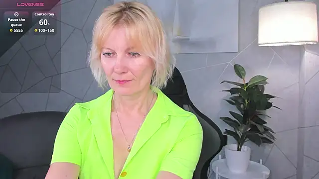 Snapshot of Julie_Lucas chatting on 7, 6, 2026 Julie Lucas online show from 7, 6, 2026