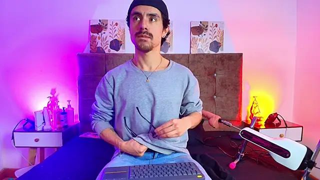 Ethan Briggs  online show from 22, 7, 2026