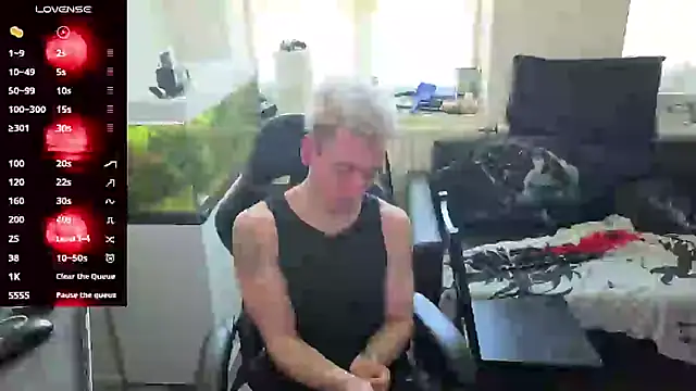 Snapshot of Rayzel_White chatting on 7, 5, 2026 Rayzel White online show from 7, 5, 2026