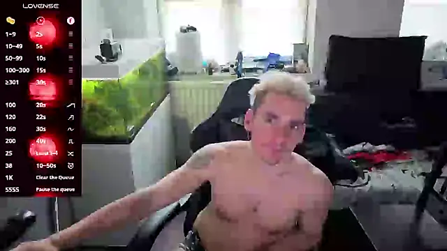 Snapshot of Rayzel_White chatting on 9, 5, 2026 Rayzel White online show from 9, 5, 2026