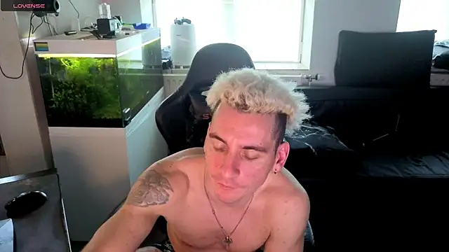 Snapshot of Rayzel_White chatting on 23, 5, 2026 Rayzel White online show from 23, 5, 2026