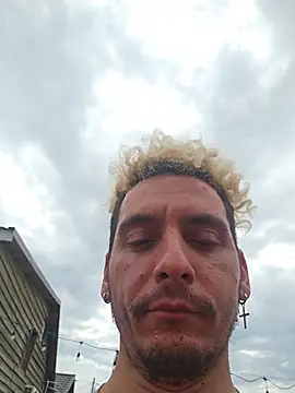 Snapshot of Rayzel_White chatting on 24, 7, 2026 Rayzel White online show from 24, 7, 2026
