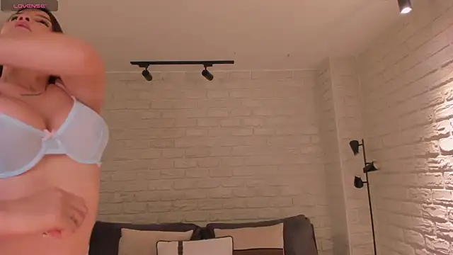 BellaThompsonX online show from 22, 7, 2026