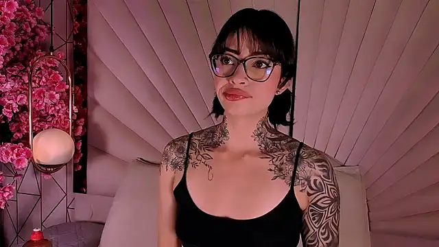 JuneCollins online show from 21, 4, 2026