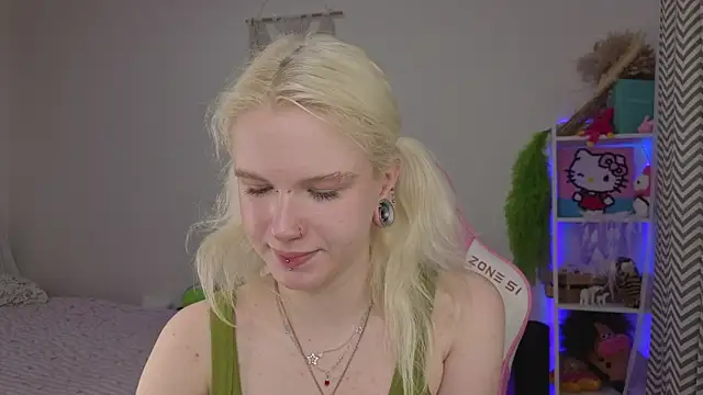 Mia WaterFall online show from 22, 4, 2026