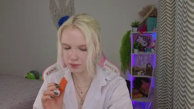 Mia WaterFall online show from 28, 4, 2026