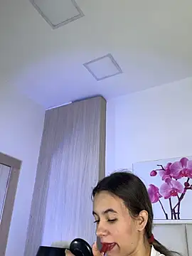 JuliaColemann online show from 11, 6, 2026