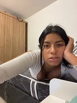 Laia white online show from 22, 4, 2026