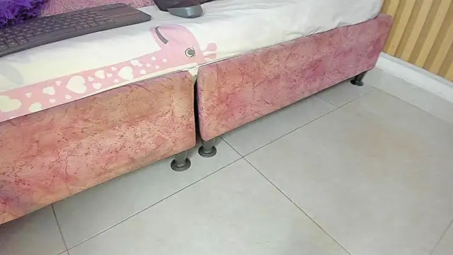 Melanie  Evans online show from 20, 4, 2026