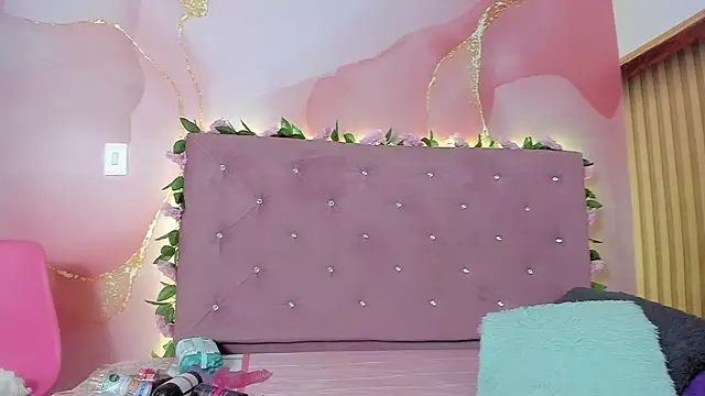 Melanie  Evans online show from 22, 4, 2026