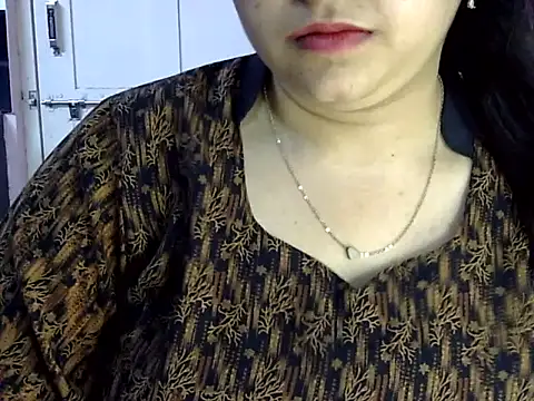 Cute Aliyaa online show from 3, 6, 2026