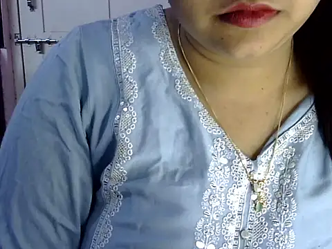 Cute Aliyaa online show from 4, 6, 2026
