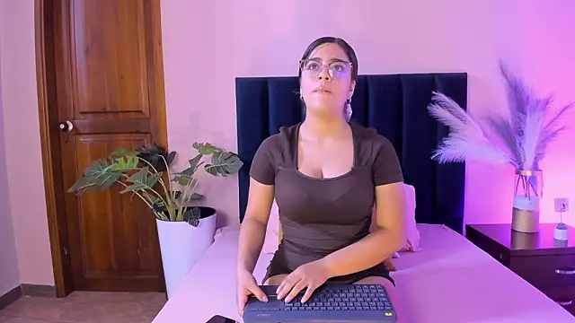 VaiaLowell online show from 9, 3, 2026