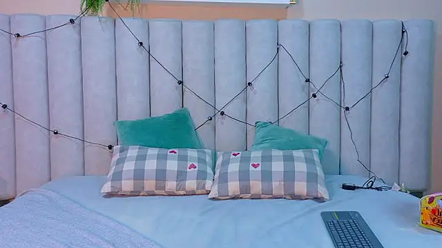 AnnieRouse   online show from 8, 2, 2026