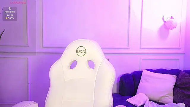 Lia Velez  online show from 25, 3, 2026