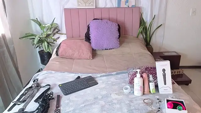 Snapshot of Petite_pepper chatting on 12, 6, 2026 Petite pepper online show from 12, 6, 2026