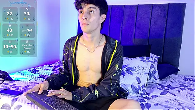 Snapshot of axxxel_twink chatting on 8, 6, 2026 axxxel twink online show from 8, 6, 2026