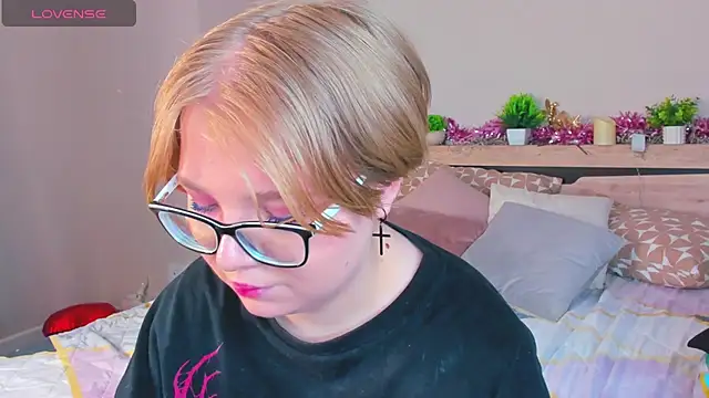 Lauraaa Smith online show from 4, 3, 2026