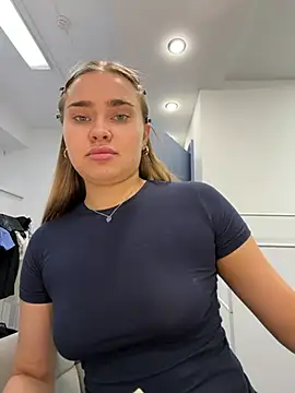 MonicaWestt online show from 18, 4, 2026