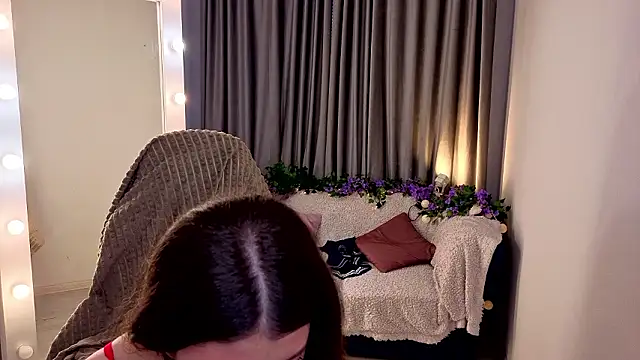 LunarDreamm online show from 5, 3, 2026