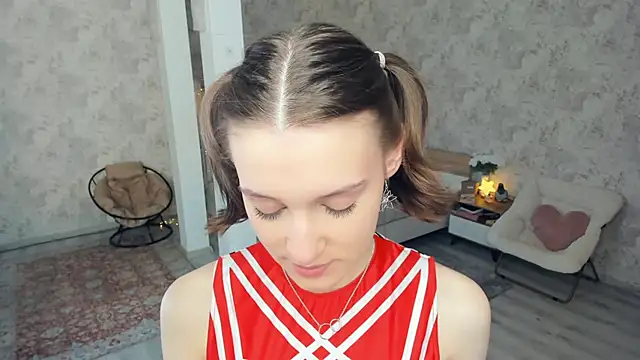 Snapshot of LianneBynon chatting on 4, 5, 2026 LianneBynon online show from 4, 5, 2026