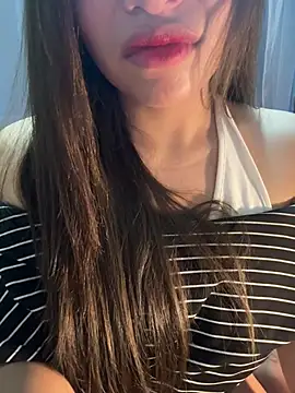 QuynhAnh 2k1 online show from 8, 3, 2026