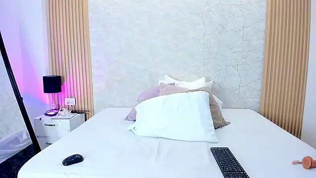 Snapshot of ViolettaRousee_ chatting on 23, 5, 2026 ViolettaRousee online show from 23, 5, 2026