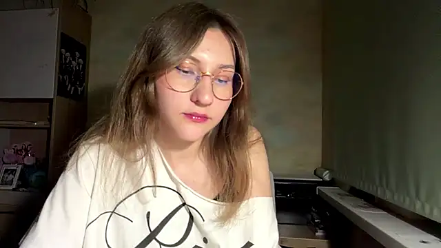 Snapshot of Miaaa_Moon chatting on 17, 5, 2026 Miaaa Moon online show from 17, 5, 2026