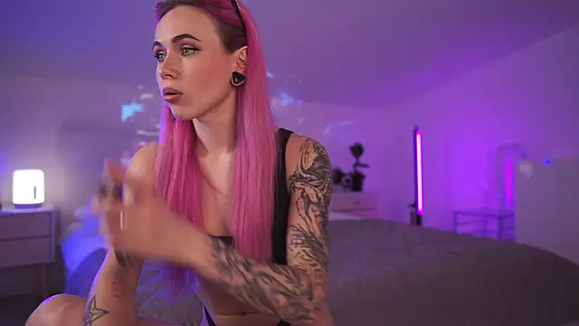 Sarah Pink online show from 22, 3, 2025