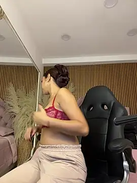 Snapshot of CarolineFyre chatting on 28, 5, 2026 CarolineFyre online show from 28, 5, 2026